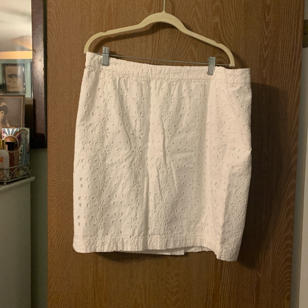 White Old Navy lace mini skirt with slit in back